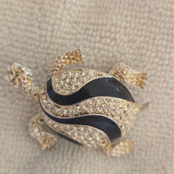 St. John Black and Silver‎ Crystal Turtle Brooch - Picture 2 of 11